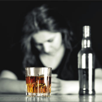 Черно-белое фото и цветной стакан с алкоголем